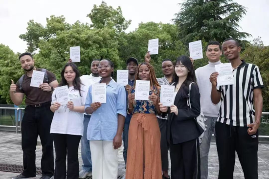 义乌向外籍青年发放专项职业能力证书