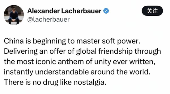 　　“中国正逐渐掌握软实力。它通过一首史上最具标志性的团结颂歌，向世界传递友谊的讯息，这首歌瞬间就能被全世界理解。怀旧的力量无可比拟”。 图源/社媒