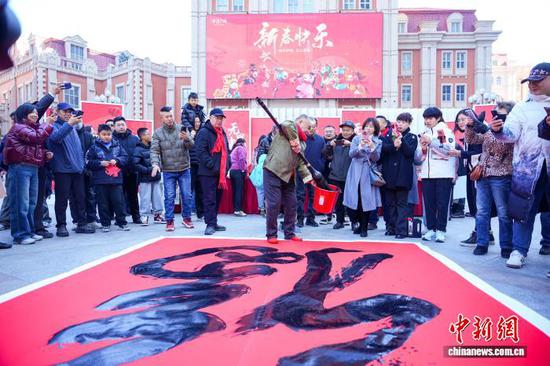 图为书法家现场创作巨幅“福”字。(津湾广场供图) 图为书法家现场创作巨幅“福”字。(津湾广场供图)