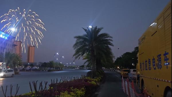 钦州供电局调配发电车为故障停电的区域进行应急供电。黄晓明 摄 钦州供电局调配发电车为故障停电的区域进行应急供电。黄晓明 摄