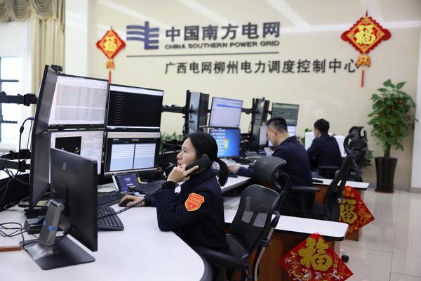 春节期间,南方电网柳州供电局电力调度控制中心值班员坚守岗位,严密监测电网运行状态。卢芳慧 摄 春节期间,南方电网柳州供电局电力调度控制中心值班员坚守岗位,严密监测电网运行状态。卢芳慧 摄