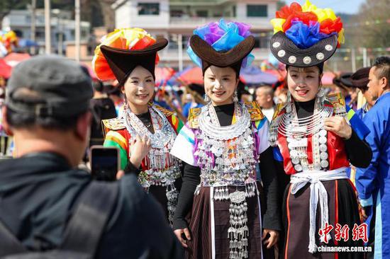 图为苗族民众穿着节日盛装在“跳洞”现场合影。中新社记者 瞿宏伦 摄 图为苗族民众穿着节日盛装在“跳洞”现场合影。中新社记者 瞿宏伦 摄