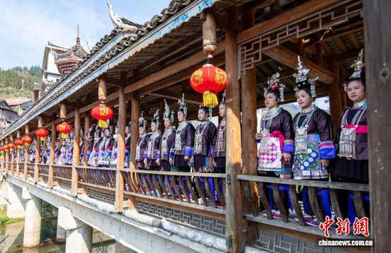 图为侗族同胞在风雨桥上秀盛装。罗京来 摄 图为侗族同胞在风雨桥上秀盛装。罗京来 摄
