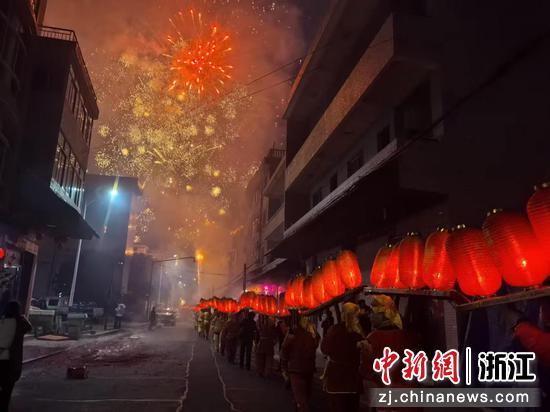 图为板凳龙队伍在村间巡游。王雅 供图