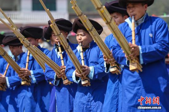 图为苗族民众在吹芦笙。中新社记者 瞿宏伦 摄 图为苗族民众在吹芦笙。中新社记者 瞿宏伦 摄