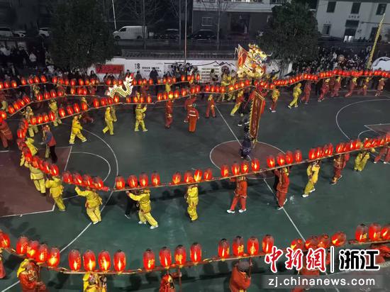 图为板凳龙队伍巡游。王雅 供图