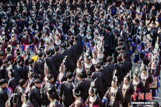 图为侗族同胞在踩歌堂。 罗京来 摄 图为侗族同胞在踩歌堂。 罗京来 摄