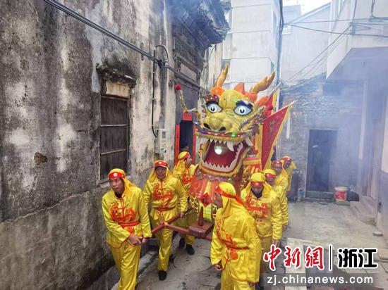 图为板凳龙队伍在乡村巡游。王雅 供图