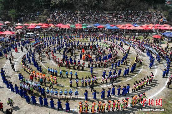 图为苗族民众吹起芦笙跳起舞。(无人机照片)中新社记者 瞿宏伦 摄 图为苗族民众吹起芦笙跳起舞。(无人机照片)中新社记者 瞿宏伦 摄