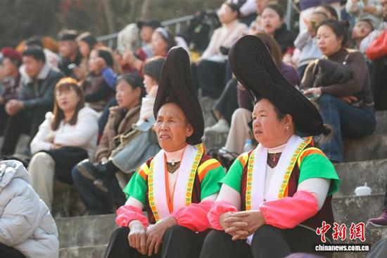 图为“跳洞”吸引当地民众观看。中新社记者 瞿宏伦 摄 图为“跳洞”吸引当地民众观看。中新社记者 瞿宏伦 摄