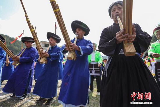 图为苗族民众在吹芦笙。中新社记者 瞿宏伦 摄 图为苗族民众在吹芦笙。中新社记者 瞿宏伦 摄