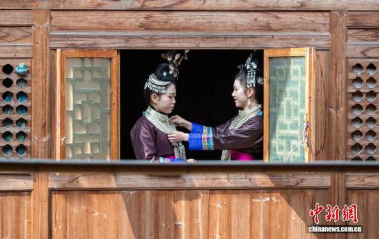 图为侗族姑娘在梳妆。罗京来 摄 图为侗族姑娘在梳妆。罗京来 摄