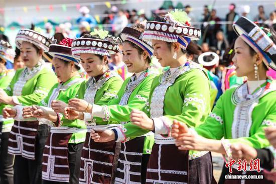 图为苗族民众穿着节日盛装跳舞。中新社记者 瞿宏伦 摄 图为苗族民众穿着节日盛装跳舞。中新社记者 瞿宏伦 摄
