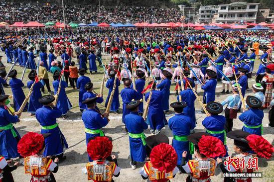 图为苗族民众吹起芦笙跳起舞。(无人机照片)中新社记者 瞿宏伦 摄 图为苗族民众吹起芦笙跳起舞。(无人机照片)中新社记者 瞿宏伦 摄