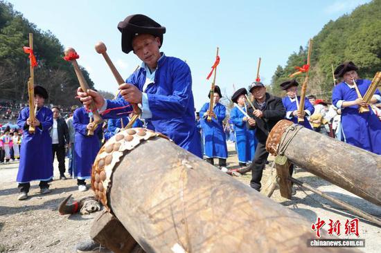 图为苗族同胞穿着节日服装打鼓。中新社记者 瞿宏伦 摄 图为苗族同胞穿着节日服装打鼓。中新社记者 瞿宏伦 摄