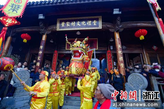 图为板凳龙队伍从叶家村文化礼堂出发。王雅 供图