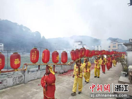 图为板凳龙队伍巡游。王雅 供图