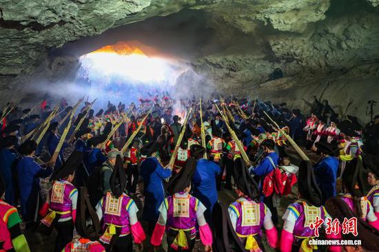 图为苗族民众在岩洞内吹起芦笙跳起舞。中新社记者 瞿宏伦 摄 图为苗族民众在岩洞内吹起芦笙跳起舞。中新社记者 瞿宏伦 摄