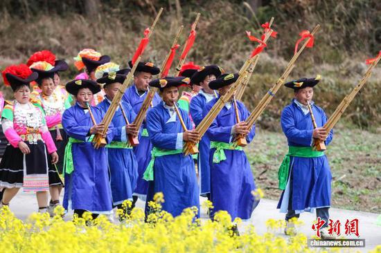 图为苗族民众在吹芦笙。中新社记者 瞿宏伦 摄 图为苗族民众在吹芦笙。中新社记者 瞿宏伦 摄