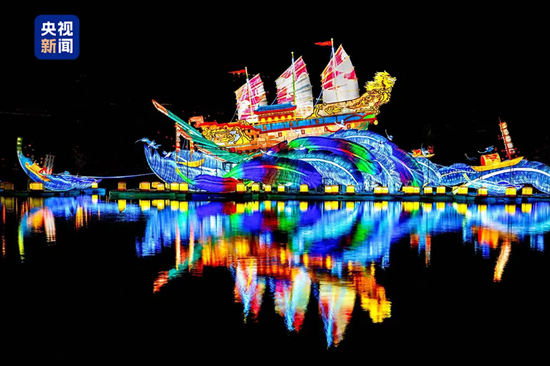 △绣湖广场灯组《鲲鹏化船》（骆翔摄）
