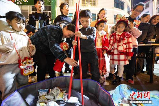 2月21日晚,春节民俗游园会吸引市民体验。 记者 瞿宏伦 摄 2月21日晚,春节民俗游园会吸引市民体验。 记者 瞿宏伦 摄