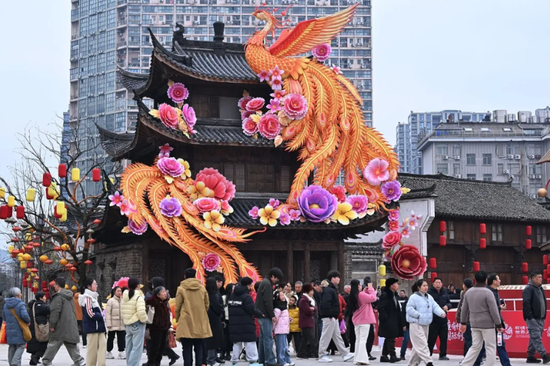 △春节期间，义乌绣湖公园、西门老街等地人气爆棚。