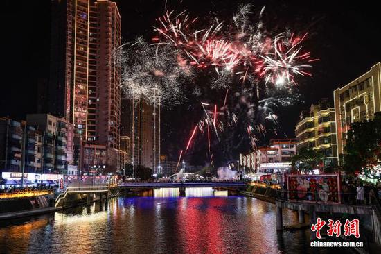2月21日晚,烟花秀表演。 记者 瞿宏伦 摄 2月21日晚,烟花秀表演。 记者 瞿宏伦 摄