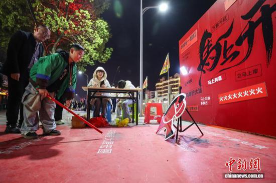 2月21日晚,春节民俗游园会吸引市民体验。 记者 瞿宏伦 摄 2月21日晚,春节民俗游园会吸引市民体验。 记者 瞿宏伦 摄