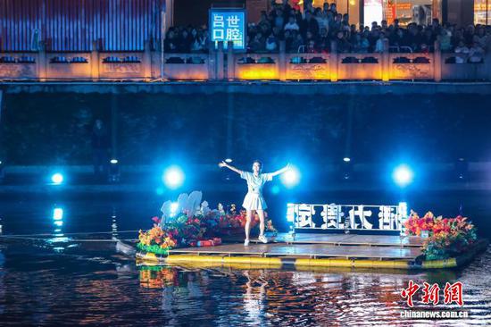 2月21日晚,春节系列活动专场演出。 记者 瞿宏伦 摄 2月21日晚,春节系列活动专场演出。 记者 瞿宏伦 摄