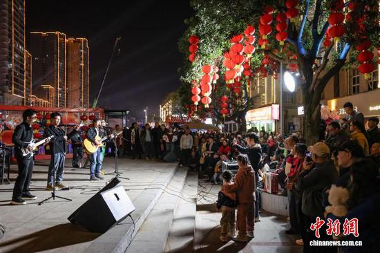 2月21日晚,春节系列活动专场演出。 记者 瞿宏伦 摄 2月21日晚,春节系列活动专场演出。 记者 瞿宏伦 摄