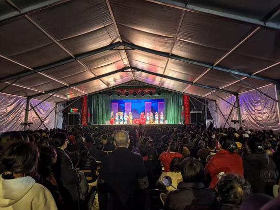 图为2月21日晚上浙江省义乌市王高畈村的婺剧演出现场。（受访者供图）