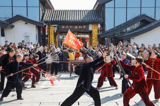 图为浙江省绍兴市十三弄街区里的“桌凳农具花”表演。（受访者供图）