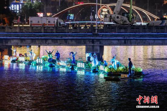 2月21日晚,春节系列活动专场演出。 记者 瞿宏伦 摄 2月21日晚,春节系列活动专场演出。 记者 瞿宏伦 摄