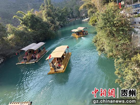 游客在大小井景区乘坐竹筏 游客在大小井景区乘坐竹筏