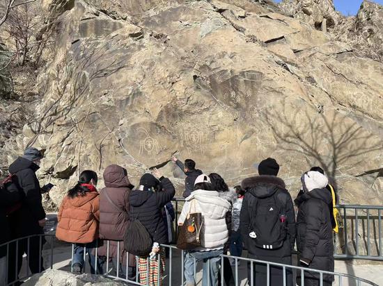 2月22日,宁夏贺兰山岩画景区,游客正在参观岩画。 国是直通车 段修健 摄 2月22日,宁夏贺兰山岩画景区,游客正在参观岩画。 国是直通车 段修健 摄