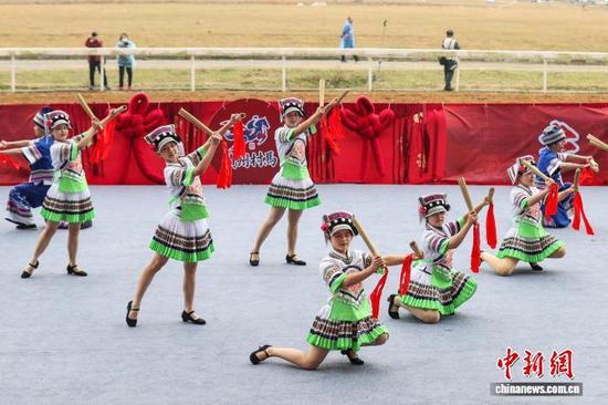2月22日,布依族舞蹈《刷把舞》表演。中新社记者 瞿宏伦 摄 2月22日,布依族舞蹈《刷把舞》表演。中新社记者 瞿宏伦 摄