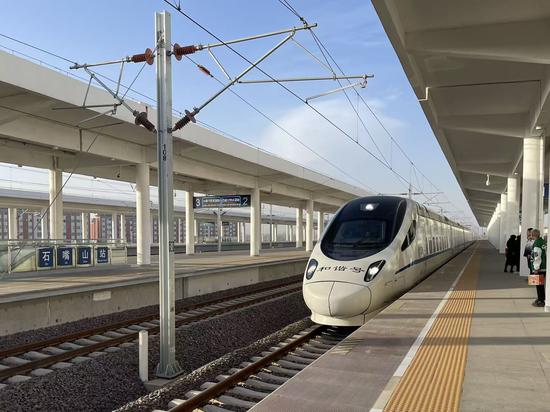 2月20日,宁夏石嘴山站,一趟动车组列车正进站。 国是直通车 段修健 摄 2月20日,宁夏石嘴山站,一趟动车组列车正进站。 国是直通车 段修健 摄