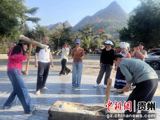 游客在寓农山谷体验美食制作 游客在寓农山谷体验美食制作