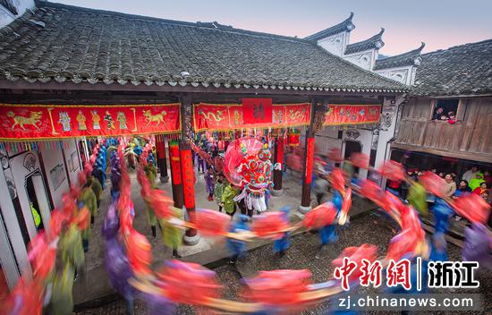 近日,在浦江当地,板凳龙舞动场景。(浦江县官方供图) 近日,在浦江当地,板凳龙舞动场景。(浦江县官方供图)