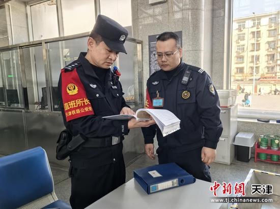 图为北京铁路公安局天津公安处塘沽站派出所副所长韩振鹏在督导检查安检工作。(北京铁路公安局天津公安处供图) 图为北京铁路公安局天津公安处塘沽站派出所副所长韩振鹏在督导检查安检工作。(北京铁路公安局天津公安处供图)