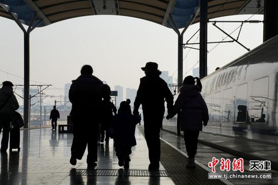 图为齐玮热心帮助儿童安全上车,并嘱咐家长在乘车期间看管好自己的孩子,保证行车安全。(北京铁路公安局天津公安处供图)