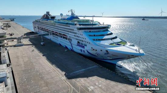 2月22日下午,“梦想”号邮轮载着2000余名旅客驶离天津国际邮轮母港,开启为期六天五晚的韩国之旅。(东疆边检站供图) 2月22日下午,“梦想”号邮轮载着2000余名旅客驶离天津国际邮轮母港,开启为期六天五晚的韩国之旅。(东疆边检站供图)