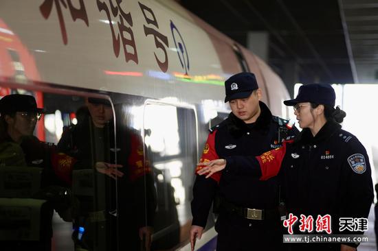 图为北京铁路公安局天津公安处民警正在检查车体安全。(北京铁路公安局天津公安处供图) 图为北京铁路公安局天津公安处民警正在检查车体安全。(北京铁路公安局天津公安处供图)