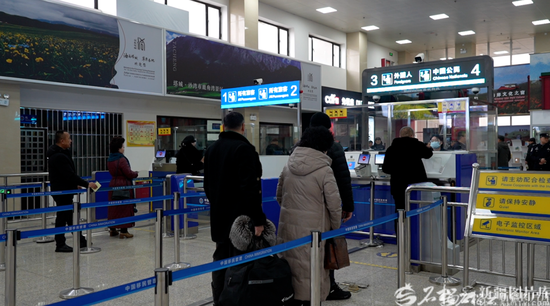 巴克图口岸出入境大厅内，游客有序排队办理出境查验手续。道·道图那摄e