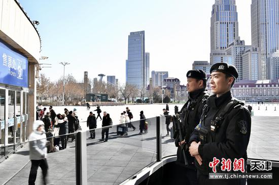 图为天津火车站广场上,天津铁路公安处特警全副武装、坚守岗位,目光如炬地守护着旅客出行安全。(北京铁路公安局天津公安处供图)
