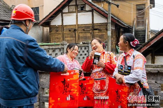 南方电网贵州六盘水六枝供电局工作人员走进当地苗族村寨,发放节能灯、绝缘胶布、空气开关等实用物品。王飞 摄 南方电网贵州六盘水六枝供电局工作人员走进当地苗族村寨,发放节能灯、绝缘胶布、空气开关等实用物品。王飞 摄