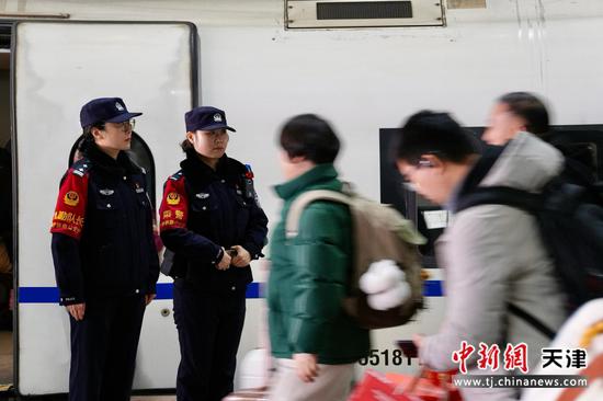 图为北京铁路公安局天津公安处民警在站台立岗,护卫旅客平安出行。(北京铁路公安局天津公安处供图) 图为北京铁路公安局天津公安处民警在站台立岗,护卫旅客平安出行。(北京铁路公安局天津公安处供图)