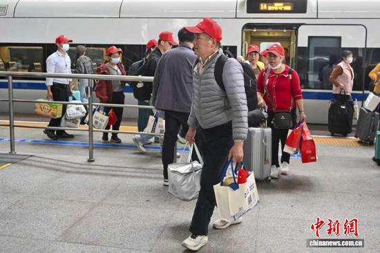 务工人员抵达广州南站。陈骥旻 摄