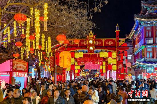 2月18日晚,天津西青区杨柳青古镇,八方游客纷至沓来,逛古街、赏花灯、品津味,解锁“年画里的中国年”。记者 佟郁 摄 2月18日晚,天津西青区杨柳青古镇,八方游客纷至沓来,逛古街、赏花灯、品津味,解锁“年画里的中国年”。记者 佟郁 摄