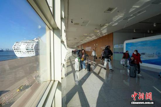 图为旅客们带着行囊经过候船大厅。(东疆边检站供图) 图为旅客们带着行囊经过候船大厅。(东疆边检站供图)